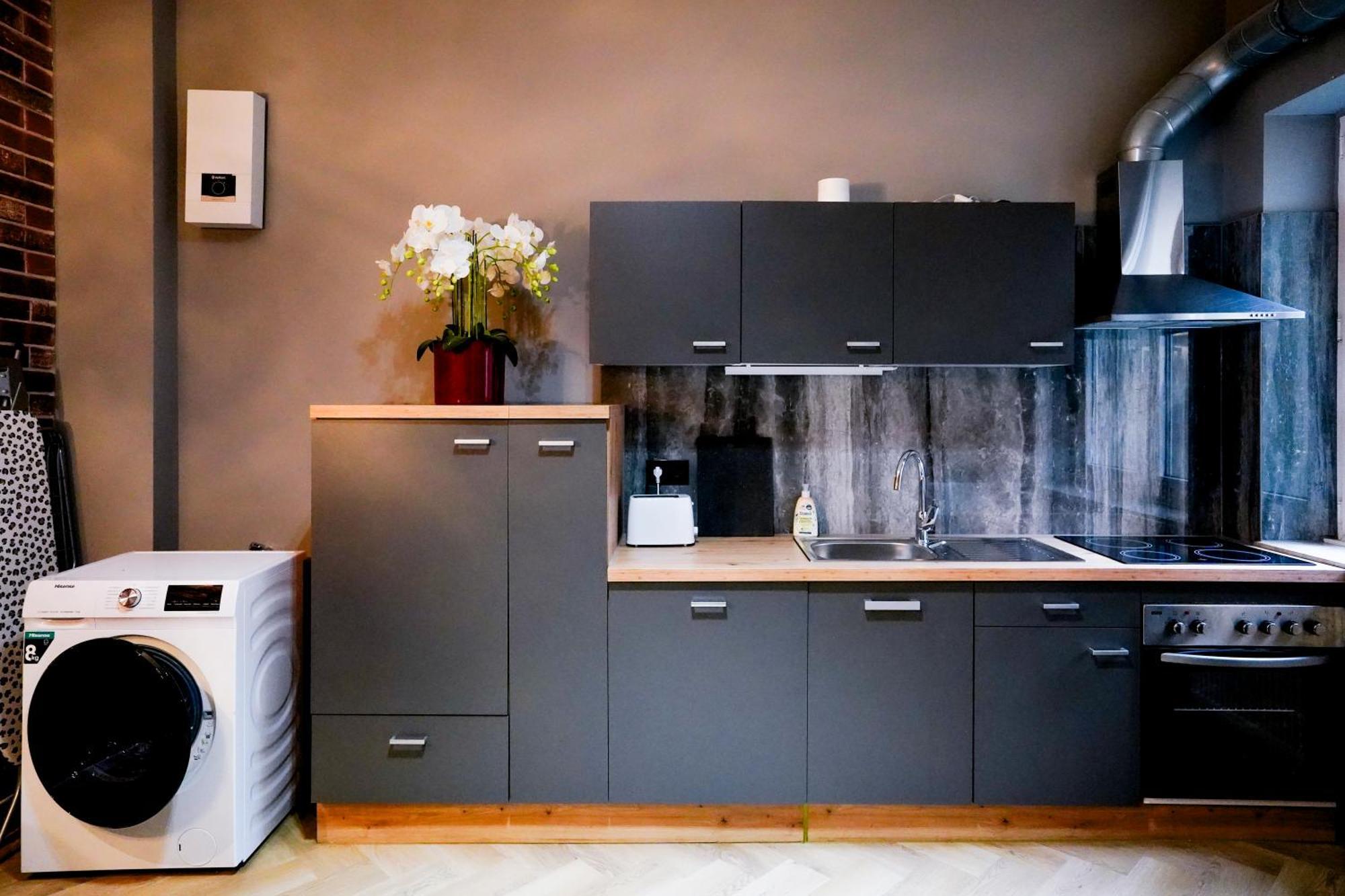 J&jbermudastay A Luxurious Double-bedroom With A Private Bathroom And Shared Kitchen In Center-bermuda3eck Bochum