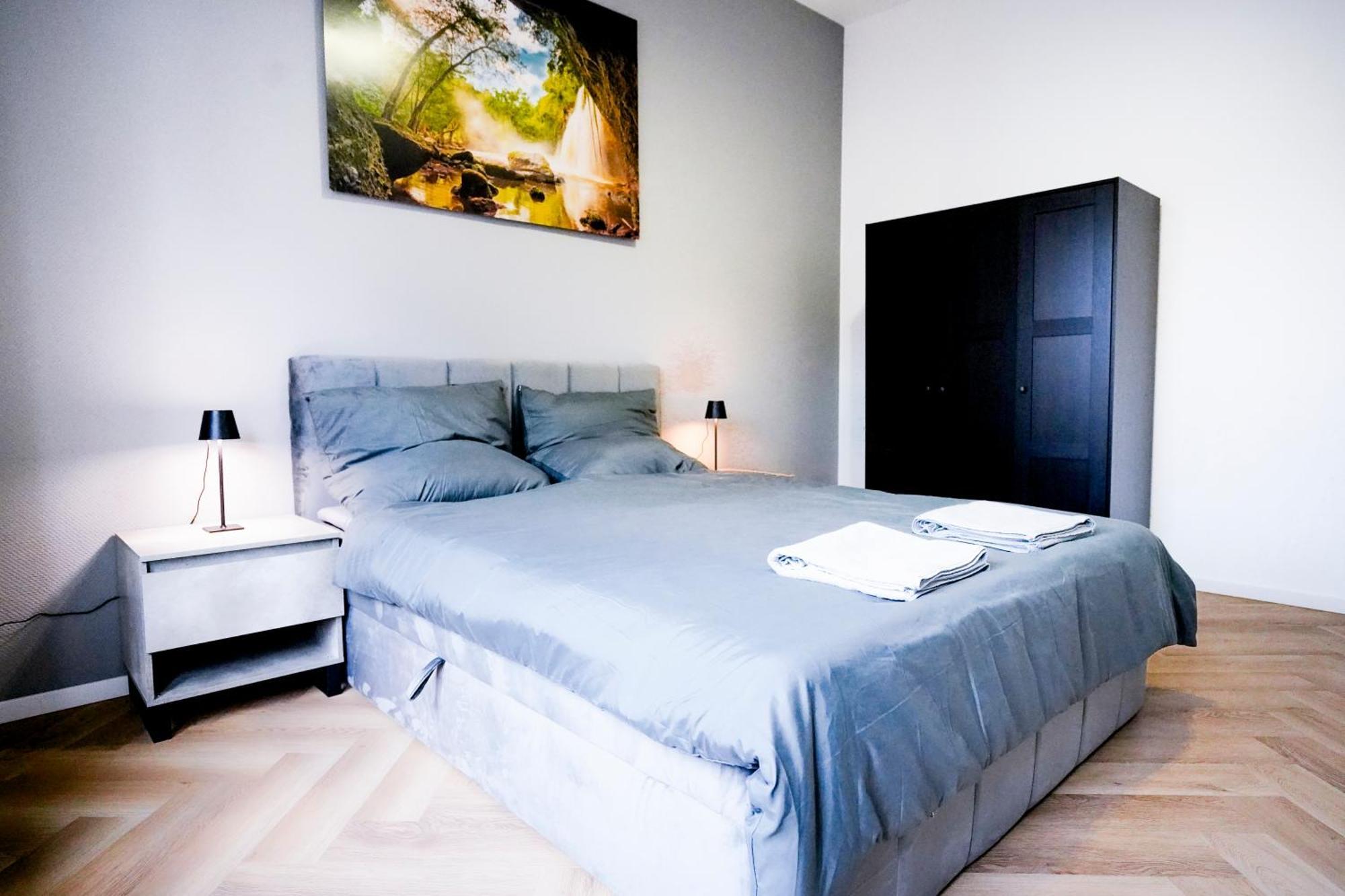 Gasthof J&jbermudastay A Luxurious Double-bedroom With A Private Bathroom And Shared Kitchen In Center-bermuda3eck Bochum